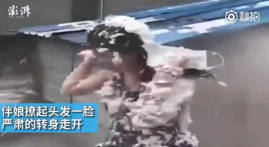 視頻中可以看到，雖然伴娘事先有穿雨衣防備，但在被伴郎團(tuán)圍攻時(shí)，雨衣被拔下，更過(guò)分的是，有人還用滅火器直接對(duì)著她的臉噴。后來(lái)伴娘好像是生氣了，撩起頭發(fā)一臉嚴(yán)肅的轉(zhuǎn)身走開(kāi)。