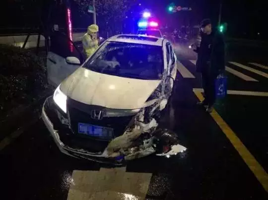 今天凌晨，杭州一對環(huán)衛(wèi)工夫婦被車撞進(jìn)錢塘江