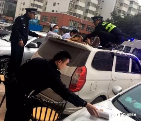 ▲女子跌落至一面包車(chē)車(chē)頂，民警和醫(yī)護(hù)人員將其救下。