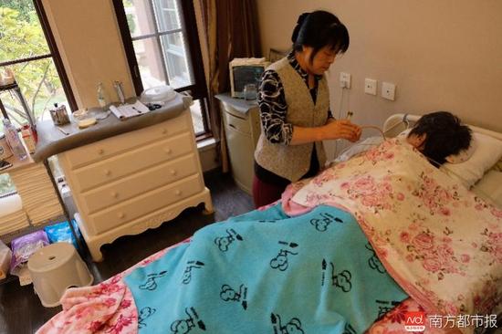 張津華進(jìn)食只能靠營養(yǎng)粉鼻飼。（羅逸爵 攝）