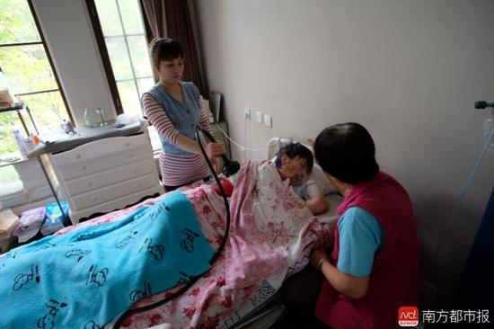 每次排痰，張津華就會癲癇發(fā)作，這是她腦部僅有的電信號。（羅逸爵 攝）