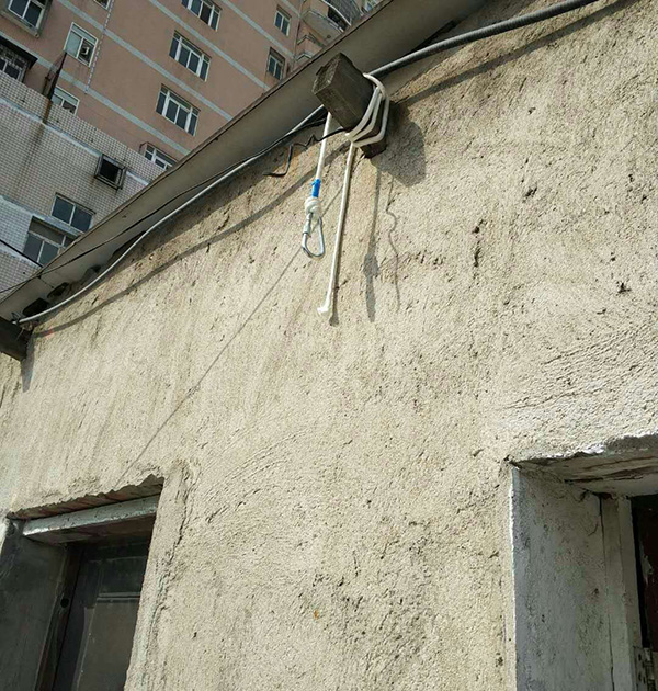 懸掛的登山繩子和房梁。