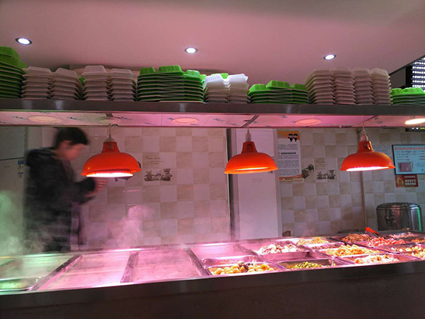 羅正宇經(jīng)常去的炸醬面館，中午和晚上有盒飯吃。