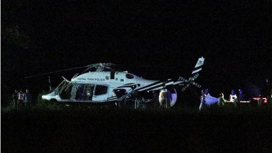 直升機(jī)護(hù)送被救少年。（圖：路透社）