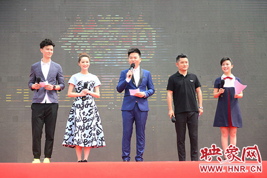 電視臺(tái)主持人與電臺(tái)主播搭檔主持，讓人耳目一新