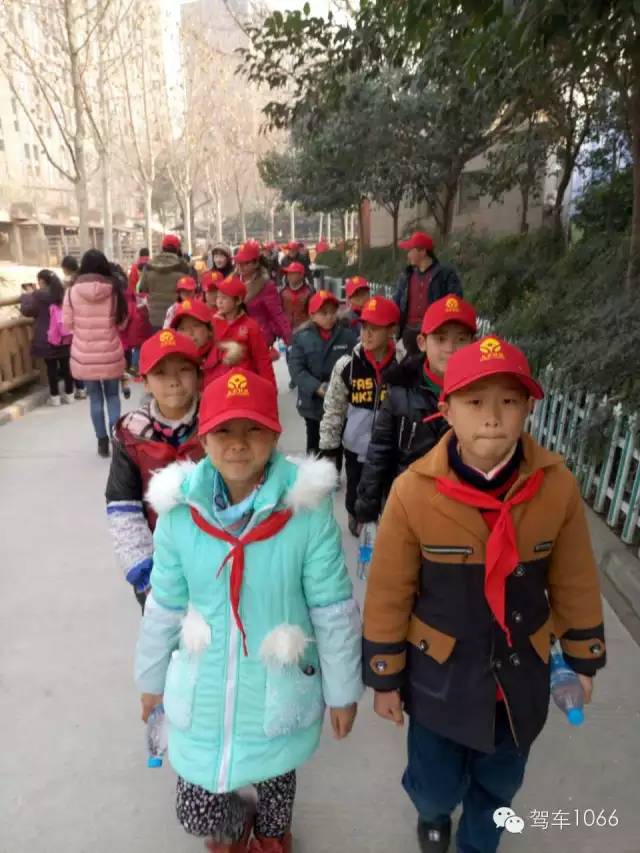 脖子上戴著紅領(lǐng)巾，頭上頂著小紅帽，排著整齊的隊(duì)伍——出發(fā)！