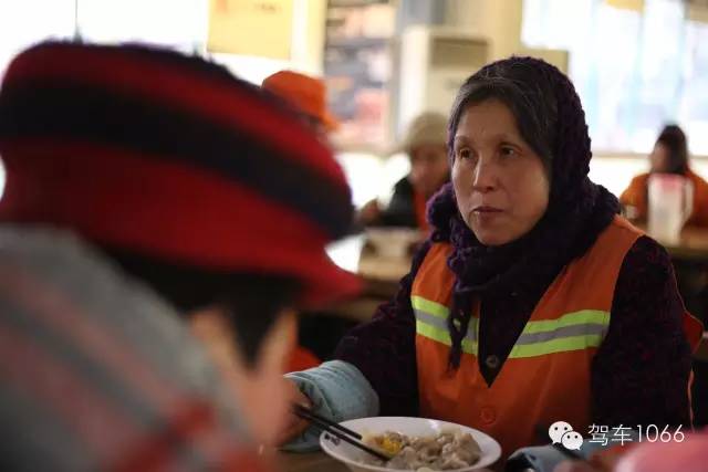 部分環(huán)衛(wèi)工在下班后來到76人老燴面吃到熱乎乎的餃子。