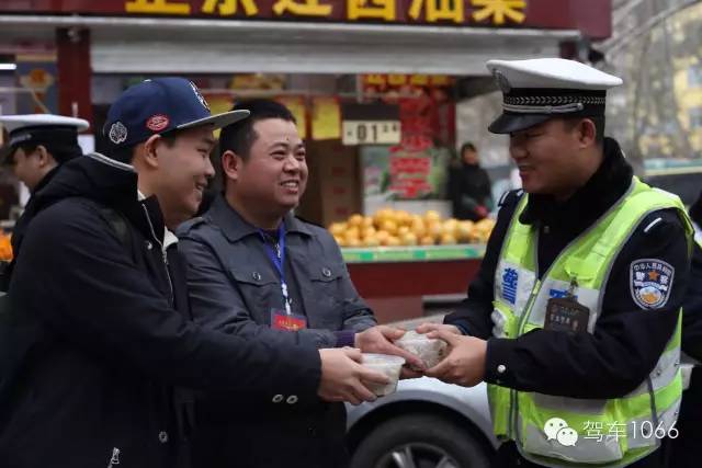 新華社攝影記者李博，也隨我們1066小分隊(duì)一路同行他也為我們記錄下了一幕幕溫暖的瞬間。