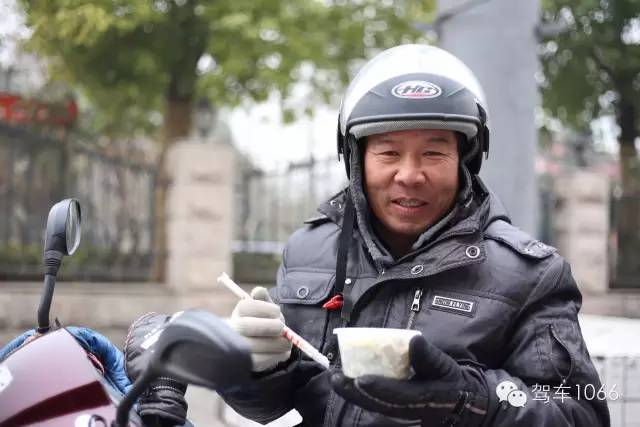 1066小分隊(duì)來到紫荊山（摩的司機(jī)、出租車司機(jī)、市民)，給他們送去餃子。