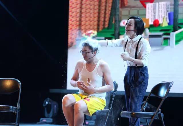 隨后一秒鐘，畫(huà)風(fēng)突變，楊奕遭夢(mèng)茹慘虐！