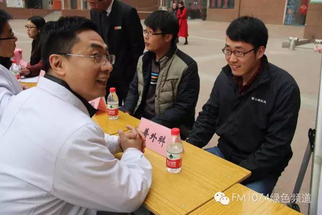 看這位小伙兒，跟我們的醫(yī)生都聊嗨了……