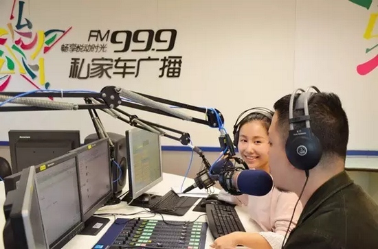 美女嘉賓來做客直播間，麥姐看莫非的眼神，嘖嘖，愛一個人是什么感覺？