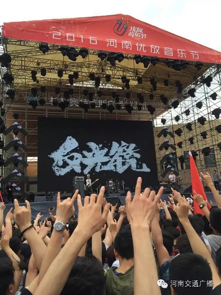 這么多朋友！默契的舉著一個手勢！