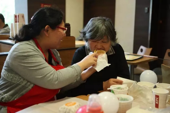 我還未長(zhǎng)大，你卻已白了頭發(fā)，我要珍惜和媽媽在一起的每一刻