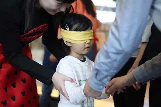 我能第一時(shí)間找到為我編辮子的爸爸，因?yàn)樗氖质悄菢拥臏厝岫辛α? complete=