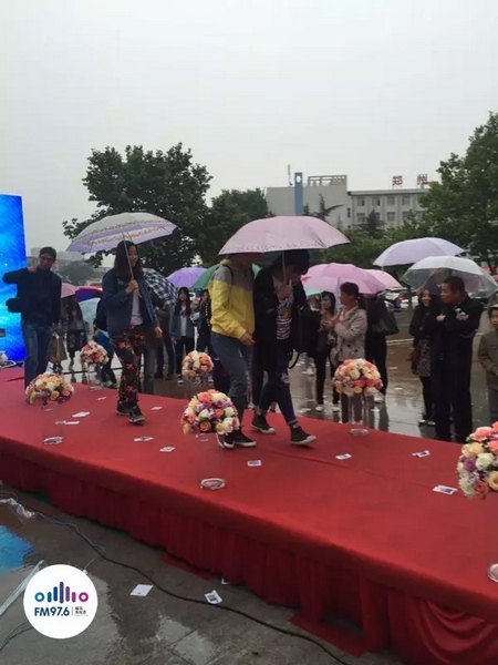 　　好友從屏幕后面走出來(lái)，他們特意從陜西、平頂山趕來(lái)為兩人送出祝福。