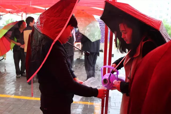 在寒冷的天氣中，為了能讓專(zhuān)家大夫們喝上熱水，紅改主任與柳青不斷的給大家添水。