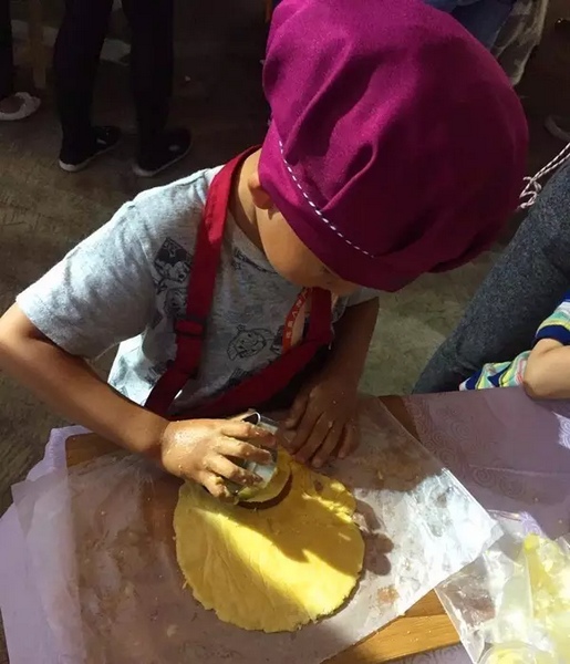 在爸爸媽媽的陪同下，親手制作餅干