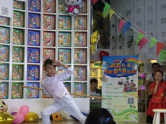 “梨園春”明星小擂主李宗書演唱豫劇《朝陽溝》選段，還表演了自己的拿手好戲——猴戲