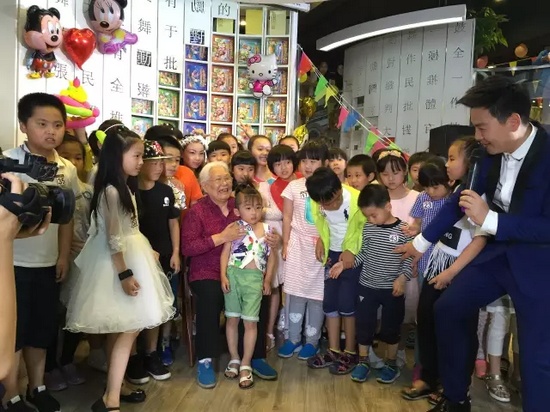 　　豫劇表演藝術家高潔老師和孩子們在一起，講述自己和戲曲的故事，祝福所有的小朋友節(jié)日快樂。