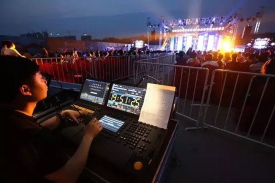 嚴(yán)謹(jǐn)?shù)囊繇懤蠋?，晚會的效果全在他的控制之?nèi)。