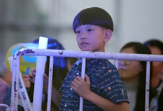 正是你們的笑容，才讓我們有了繼續(xù)前行的動力，哪怕風(fēng)雨兼程。