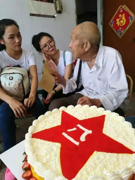 二姐們認真聽老兵講抗戰(zhàn)的故事，老人年事已高，記憶都是轟炸！轟炸！轟炸！