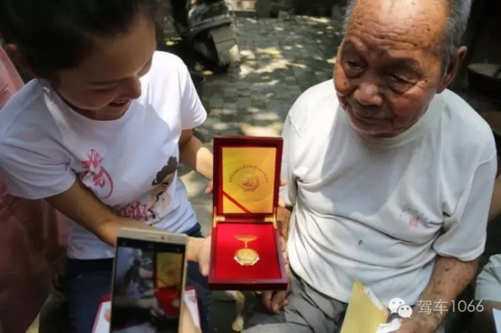 老兵聽不到我們在說什么，今年98了。