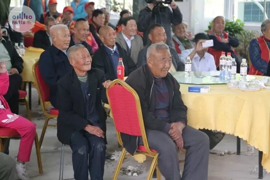 臺上展風(fēng)采，臺下笑開懷