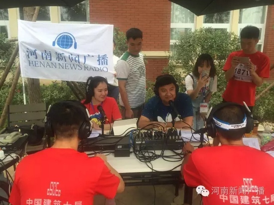 直播間被圍觀群眾包圍啦，是不是沒有看過我們的直播？