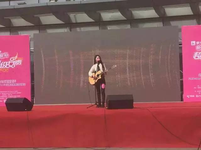 第一位自彈自唱的女生，魅力無法阻擋！