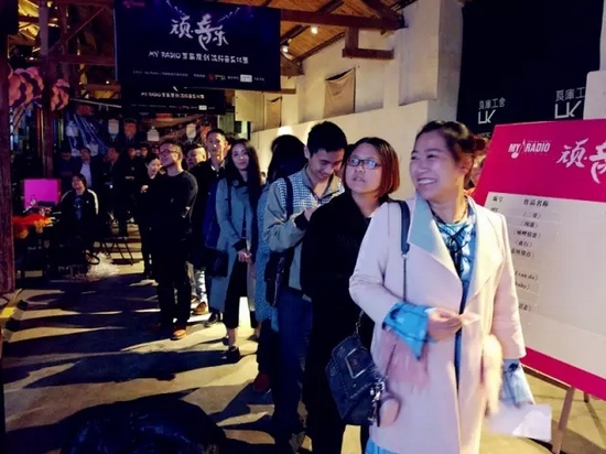 精彩的演唱后聽眾評審團(tuán)上臺進(jìn)行投票 精彩的演唱后聽眾評審團(tuán)上臺進(jìn)行投票