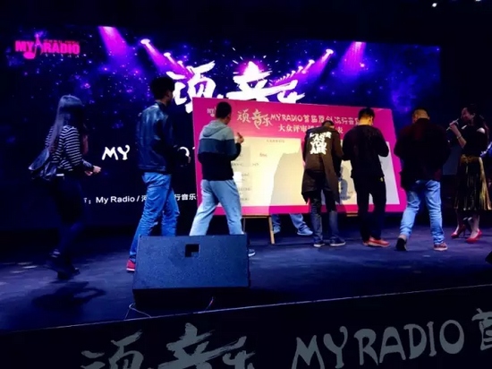 精彩的演唱后聽眾評審團(tuán)上臺進(jìn)行投票 精彩的演唱后聽眾評審團(tuán)上臺進(jìn)行投票