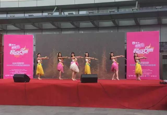 伴隨著舞蹈演員們的開場，比賽在上午10點半正式拉開序幕