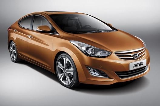 　　北京現(xiàn)代朗動分別搭載1.6L和1.8L兩種發(fā)動機，共7款車型?！傲黧w雕塑”設計理念持身的朗動看上