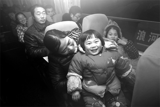 坐上愛心大巴，乘客滿臉喜悅