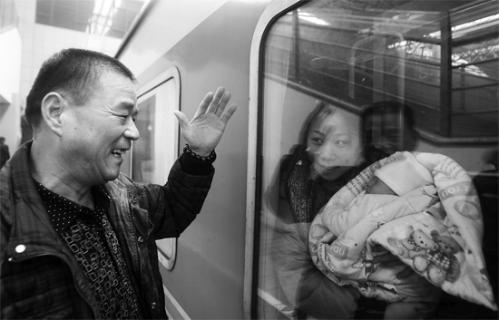車(chē)要開(kāi)了，史振星揮手向女兒懷中的外孫告別。女兒帶著剛剛出生43天的孩子，要到千里之外湖南的婆婆家過(guò)新