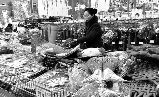 超市里，和春節(jié)相關(guān)的商品被擺放到了十分顯眼的位置