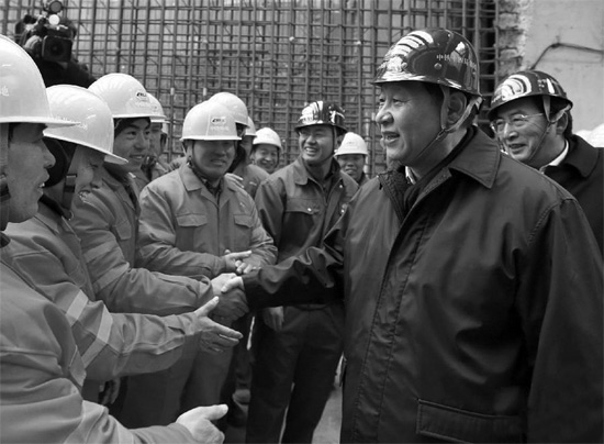 除夕前一天，習(xí)近平到北京地鐵8號(hào)線南鑼鼓巷站施工工地慰問(wèn)農(nóng)民工和技術(shù)人員