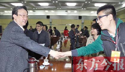 4月22日，省委書記、省人大常委會主任郭庚茂和“聚焦中博·河南行”中部六省媒體采訪團成員親切握手