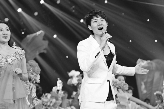在青歌賽頒獎(jiǎng)盛典上，王晰的超炫男低音再次引爆全場(chǎng)
