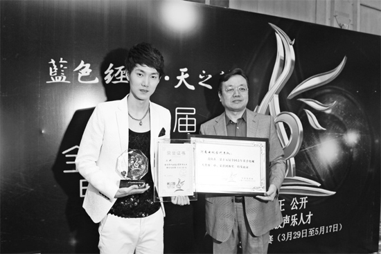 王晰領(lǐng)取流行組冠軍獎(jiǎng)，河南電視臺(tái)藝術(shù)總監(jiān)李暄代表河南電視臺(tái)領(lǐng)取第15屆青歌賽團(tuán)體獎(jiǎng)