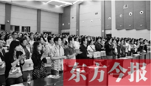 演員謝幕時，沒有觀眾離場，而是全部起立熱烈鼓掌