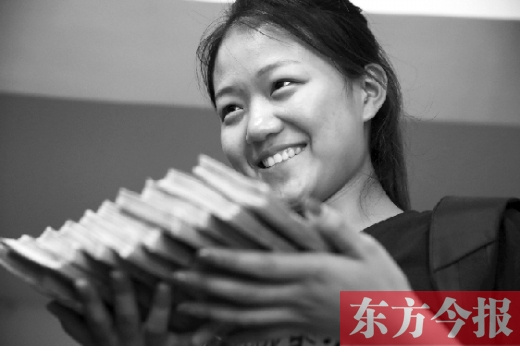 昨天，大一女生周文靜把10萬元現(xiàn)金還給了失主