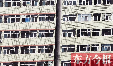 鄭州市城中村眾多類似這樣火柴盒式的房間，成了大中專畢業(yè)生們暫時安放青春和夢想的地方