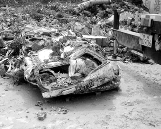 7月2日，新密市區(qū)，暴雨沖倒圍墻，一輛汽車(chē)被砸成“鐵餅”