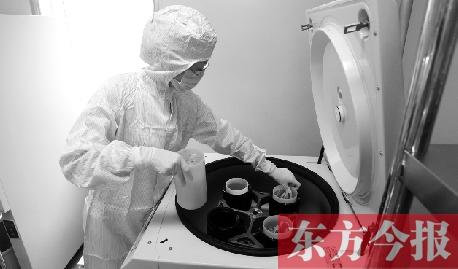 鄭州一專門儲存臍帶血的機(jī)構(gòu)，專業(yè)人員正在把臍帶血存放在儲藏箱里