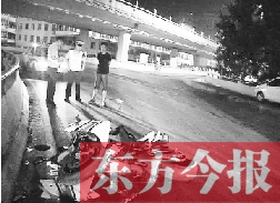 昨日凌晨3時(shí)，鄭州市區(qū)河醫(yī)立交橋下，交警在勘察現(xiàn)場(chǎng)