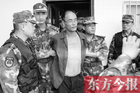 7月27日13時50分許，駐馬店市西平縣的“7·25”連環(huán)殺人案犯罪嫌疑人丁金華（左三）在禹州落網(wǎng)