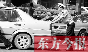 一輛車壞在了路中間，執(zhí)勤交警幫推車